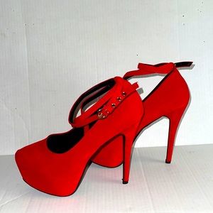 HIGH HEELS BRAND NEW